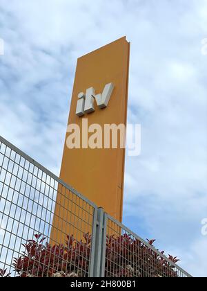 Sabadell, Spagna, 04 16 2021, cartello ITV (ispezione tecnica del veicolo) con un cielo nuvoloso behing Foto Stock