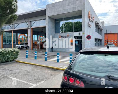 Sabadell, Spagna, 04 16 2021, un file di auto in attesa presso applus iteuve (ITV) stazione di controllo auto Foto Stock