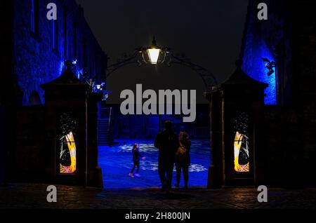 Proiezione di immagini del Castello di luce in cortile con la famiglia, castello di Edimburgo, Scozia, Regno Unito Foto Stock