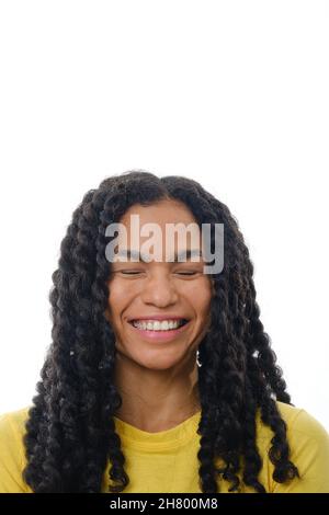 Vista ravvicinata di una felice donna latina sorridente su uno sfondo isolato. Foto Stock