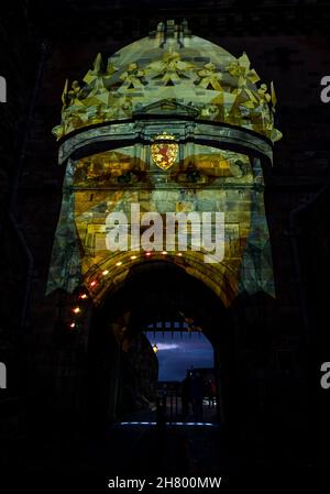 Proiezione di immagine del castello di luce del re con la corona sul portcullis gateway di notte, castello di Edimburgo, Scozia, Regno Unito Foto Stock