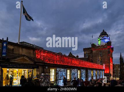 Camera Obscura e negozio di tartan turistico mulino con luci di Natale al tramonto, Royal Mile, Edimburgo, Scozia, Regno Unito Foto Stock