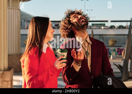 Due amici che si divertono insieme mentre camminano all'aperto. Foto Stock