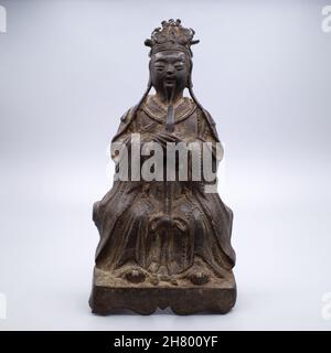 Antica figura cinese di bronzo daoista di Wincang Wang. XVI-XVII secolo, Dinastia Ming Foto Stock