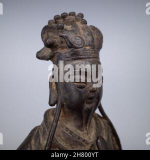 Antica figura cinese di bronzo daoista di Wincang Wang. XVI-XVII secolo, Dinastia Ming Foto Stock