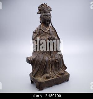 Antica figura cinese di bronzo daoista di Wincang Wang. XVI-XVII secolo, Dinastia Ming Foto Stock