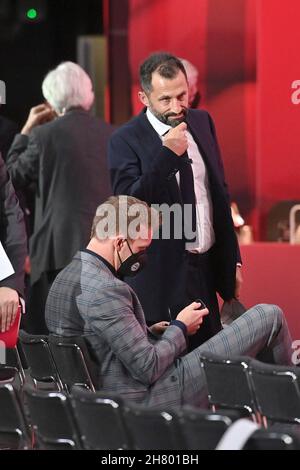 Hasan SALIHAMIDZIC (Direttore dello Sport FC Bayern Munich) e l'allenatore Julian NAGELSMANN (FC Bayern Munich) incontro generale annuale 2021 del FC Bayern Munich EV il 25 novembre 2021 nella CUPOLA dell'Audi. Foto Stock