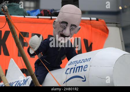 Tilbury Essex, Regno Unito. 26 novembre 2021. I membri della ribellione di estinzione bloccano il centro di distribuzione Amazon a Tilbury Essex il Black Friday. Credit: MARTIN DALTON/Alamy Live News Foto Stock