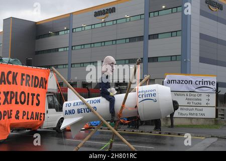 Tilbury Essex, Regno Unito. 26 novembre 2021. I membri della ribellione di estinzione bloccano il centro di distribuzione Amazon a Tilbury Essex il Black Friday. Credit: MARTIN DALTON/Alamy Live News Foto Stock