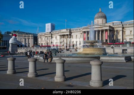 Il mercato di Natale si trova di fronte alla National Gallery a Trafalgar Square, Londra, Inghilterra, Regno Unito Foto Stock