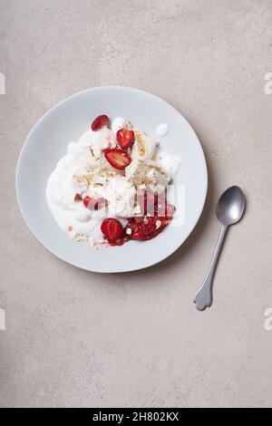 Dessert con fragole, meringa e panna montata vista dall'alto Foto Stock