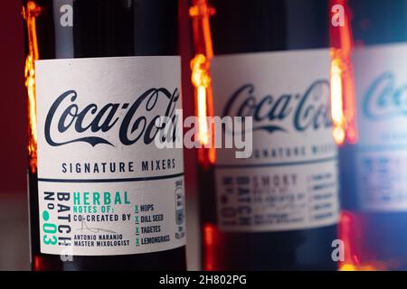 KRASNODAR, RUSSIA - 12 OTTOBRE 2020: Bottiglie di vetro di Coca-Cola Signature Mixers, primo piano Foto Stock