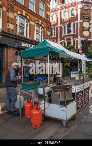 Bancarella di mercato di strada che vende frutta a guscio arrosto e VIN brulé. Covent Garden, Londra, Inghilterra, Regno Unito Foto Stock