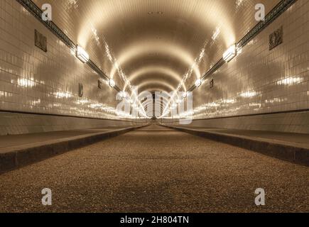 Alter historischer Fussgängertunnel und Fahrrad Tunnel, Alter Elbtunnel St. Pauli, Amburgo - Vecchio storico tunnel pedonale e ciclabile, Porto Foto Stock