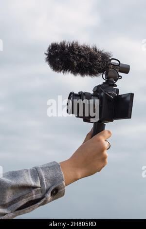 Il viaggiatore femminile, corto e irriconoscibile, ha preso selfie con la moderna fotocamera digitale Foto Stock