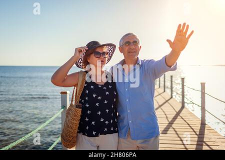 Coppia di famiglie anziane che camminano sul molo vicino al Mar Rosso. Le persone in pensione godendo la vacanza in Egitto tropicale godendo il paesaggio. Foto Stock