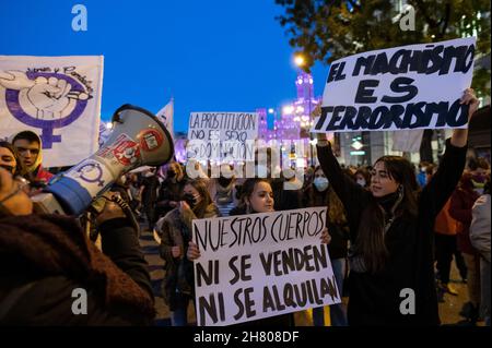 Madrid, Spagna. 25 Nov 2021. Le donne portatrici di cartelli che gridano slogan contro il macchismo durante una manifestazione per la Giornata Internazionale per l'eliminazione della violenza contro le donne. Credit: Marcos del Maio/Alamy Live News Foto Stock