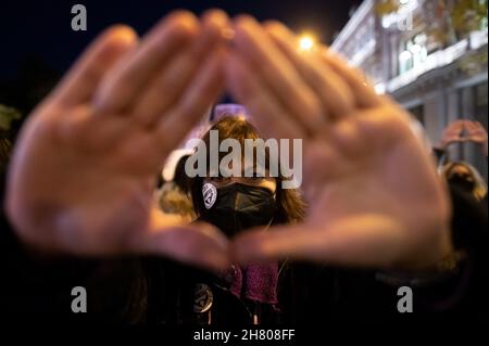 Madrid, Spagna. 25 Nov 2021. Una donna fa con le mani il simbolo femminista durante una manifestazione per la Giornata Internazionale per l'eliminazione della violenza contro le donne. Credit: Marcos del Maio/Alamy Live News Foto Stock