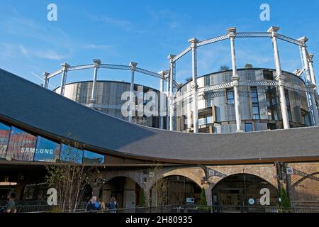 Vista degli appartamenti Gasholders edifici vicino al centro commerciale Coal Drops Yard vicino a Granary Square a Kings Cross Londra N1C Inghilterra UK KATHY DEWITT Foto Stock