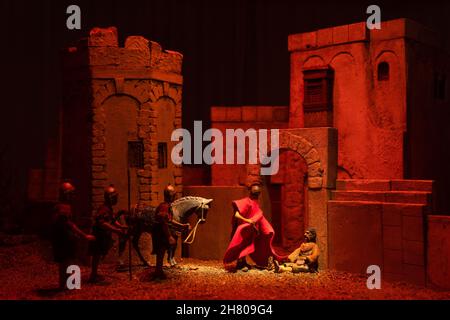 Bamberg, Germania. 26 novembre 2021. Nella chiesa di San Kunigund è allestito un presepio. Le scene di presepio sono esposte a Bamberga da oltre 400 anni. Il sentiero della Natività conduce ogni anno a chiese, musei e altri edifici della città dove sono allestiti numerosi presepi. Credit: Nicolas Armer/dpa/Alamy Live News Foto Stock