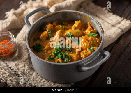 Curry di pollo originale con peperoni piccanti jalapeno Foto Stock