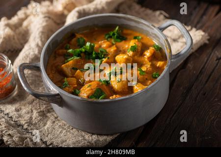 Curry di pollo originale con peperoni piccanti jalapeno Foto Stock