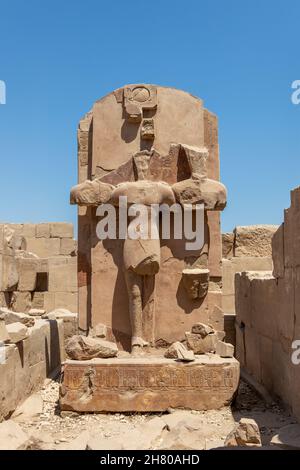 Statue nel tempio di Karnak, Egitto. Il complesso del Tempio di Karnak è costituito da un certo numero di templi, cappelle e altri edifici Foto Stock