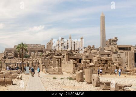 Luxor, Egitto - Settembre 21 2021: Il complesso del Tempio di Karnak consiste di un certo numero di templi, cappelle e altri edifici nella forma di un villaggio. Foto Stock