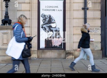 Edimburgo, Scozia, Regno Unito. 26 novembre 2021. Il giorno di apertura delle vendite del Black Friday la nuova Street art di Rebel Bear è apparsa nel centro di Edimburgo. L’arte di strada con il messaggio “consumo quindi sono” sembra mimare l’importanza della moderna cultura del consumismo. Iain Masterton/Alamy Live News. Foto Stock