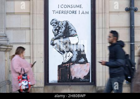 Edimburgo, Scozia, Regno Unito. 26 novembre 2021. Il giorno di apertura delle vendite del Black Friday la nuova Street art di Rebel Bear è apparsa nel centro di Edimburgo. L’arte di strada con il messaggio “consumo quindi sono” sembra mimare l’importanza della moderna cultura del consumismo. Iain Masterton/Alamy Live News. Foto Stock