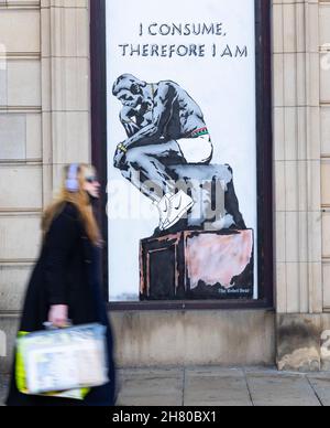 Edimburgo, Scozia, Regno Unito. 26 novembre 2021. Il giorno di apertura delle vendite del Black Friday la nuova Street art di Rebel Bear è apparsa nel centro di Edimburgo. L’arte di strada con il messaggio “consumo quindi sono” sembra mimare l’importanza della moderna cultura del consumismo. Iain Masterton/Alamy Live News. Foto Stock