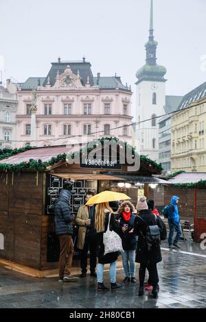 Brno, Repubblica Ceca. 26 novembre 2021. I mercatini di Natale iniziarono nella Piazza della libertà a Brno, Repubblica Ceca, il 26 novembre 2021. A causa delle misure governative contro la diffusione del coronavirus, saranno aperte solo per un giorno e solo fino alle 18:00. Credit: Monika Hlavacova/CTK Photo/Alamy Live News Foto Stock