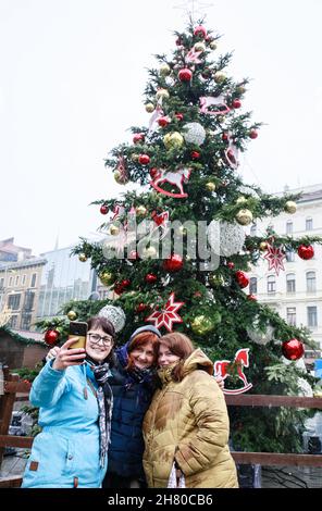 Brno, Repubblica Ceca. 26 novembre 2021. I mercatini di Natale iniziarono nella Piazza della libertà a Brno, Repubblica Ceca, il 26 novembre 2021. A causa delle misure governative contro la diffusione del coronavirus, saranno aperte solo per un giorno e solo fino alle 18:00. Credit: Monika Hlavacova/CTK Photo/Alamy Live News Foto Stock