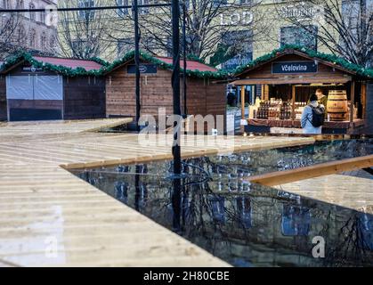 Brno, Repubblica Ceca. 26 novembre 2021. I mercatini di Natale iniziarono nella Piazza della libertà a Brno, Repubblica Ceca, il 26 novembre 2021. A causa delle misure governative contro la diffusione del coronavirus, saranno aperte solo per un giorno e solo fino alle 18:00. Credit: Monika Hlavacova/CTK Photo/Alamy Live News Foto Stock