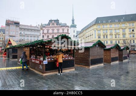 Brno, Repubblica Ceca. 26 novembre 2021. I mercatini di Natale iniziarono nella Piazza della libertà a Brno, Repubblica Ceca, il 26 novembre 2021. A causa delle misure governative contro la diffusione del coronavirus, saranno aperte solo per un giorno e solo fino alle 18:00. Credit: Monika Hlavacova/CTK Photo/Alamy Live News Foto Stock