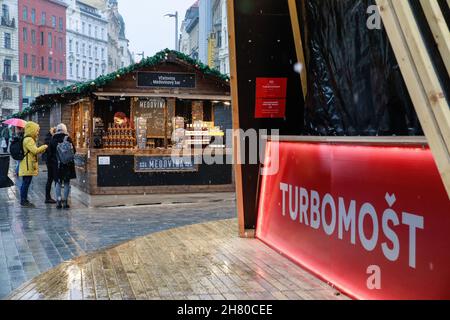 Brno, Repubblica Ceca. 26 novembre 2021. I mercatini di Natale iniziarono nella Piazza della libertà a Brno, Repubblica Ceca, il 26 novembre 2021. A causa delle misure governative contro la diffusione del coronavirus, saranno aperte solo per un giorno e solo fino alle 18:00. Credit: Monika Hlavacova/CTK Photo/Alamy Live News Foto Stock