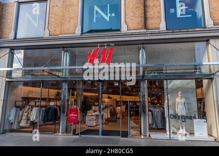 AARHUS, DANIMARCA - 18 ottobre 2021: L'ingresso della multinazionale svedese di abbigliamento al dettaglio HM Foto Stock