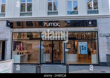 AARHUS, DANIMARCA - 18 ottobre 2021: La vista frontale di un negozio Apple su una strada commerciale nel centro della città. Foto Stock