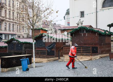 Brno, Repubblica Ceca. 26 novembre 2021. I mercatini di Natale iniziarono sulla Piazza Dominicana a Brno, Repubblica Ceca, il 26 novembre 2021. A causa delle misure governative contro la diffusione del coronavirus, saranno aperte solo per un giorno e solo fino alle 18:00. Credit: Monika Hlavacova/CTK Photo/Alamy Live News Foto Stock