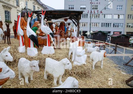 Brno, Repubblica Ceca. 26 novembre 2021. I mercatini di Natale iniziarono sulla Piazza Dominicana a Brno, Repubblica Ceca, il 26 novembre 2021. A causa delle misure governative contro la diffusione del coronavirus, saranno aperte solo per un giorno e solo fino alle 18:00. Credit: Monika Hlavacova/CTK Photo/Alamy Live News Foto Stock