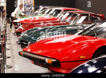 Essen, Germania. 26 novembre 2021. Un visitatore del settore guarda le auto classiche nobilemente restaurate alla fiera di tuning "Essen Motor Show". Circa 400 espositori vogliono presentare veicoli e accessori in otto sale dal 27.11. Al 05.12.2021. Credit: Roland Weihrauch/dpa/Alamy Live News Foto Stock