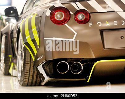 Essen, Germania. 26 novembre 2021. Una Nissan GT-R35 appositamente dipinta può essere ammirata alla fiera di tuning "Essen Motor Show". Circa 400 espositori vogliono presentare veicoli e accessori in otto sale dal 27.11. Al 05.12.2021. Credit: Roland Weihrauch/dpa/Alamy Live News Foto Stock