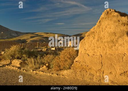Rovine del Fort Selden state Monument all'alba nella valle di Mesilla vicino a Radium Springs, New Mexico, USA Foto Stock