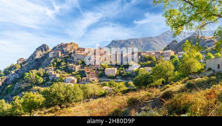 Paesaggio con Speloncato villaggio in Corsica, francese Foto Stock