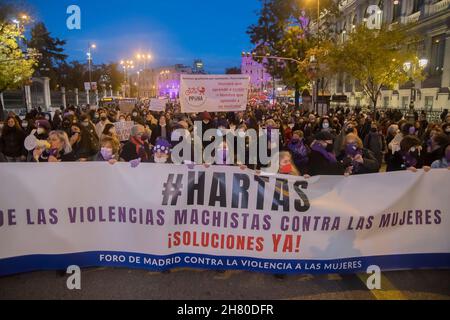 Madrid, Spagna. 25 Nov 2021. Centinaia di persone, per lo più donne, sono scese in piazza questo pomeriggio in molte parti della Comunità di Madrid per manifestare contro la violenza sessuale in occasione della commemorazione della Giornata internazionale per l'eliminazione della violenza contro le donne. (Foto di Alberto Sibaja/Pacific Press) Credit: Pacific Press Media Production Corp./Alamy Live News Foto Stock