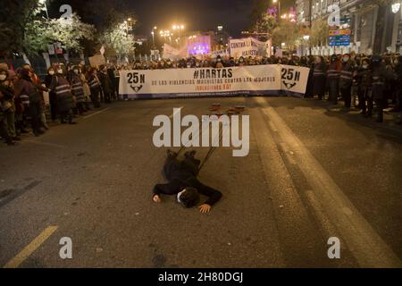 Madrid, Spagna. 25 Nov 2021. Centinaia di persone, per lo più donne, sono scese in piazza questo pomeriggio in molte parti della Comunità di Madrid per manifestare contro la violenza sessuale in occasione della commemorazione della Giornata internazionale per l'eliminazione della violenza contro le donne. (Foto di Alberto Sibaja/Pacific Press) Credit: Pacific Press Media Production Corp./Alamy Live News Foto Stock