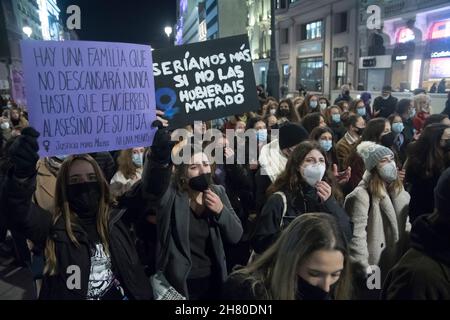 Madrid, Madrid, Spagna. 25 Nov 2021. Centinaia di persone, per lo più donne, sono scese in piazza questo pomeriggio in molte parti della Comunità di Madrid per manifestare contro la violenza sessuale in occasione della commemorazione della Giornata internazionale per l'eliminazione della violenza contro le donne. (Credit Image: © Alberto Sibaja/Pacific Press via ZUMA Press Wire) Foto Stock