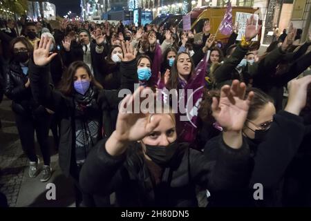 Madrid, Madrid, Spagna. 25 Nov 2021. Centinaia di persone, per lo più donne, sono scese in piazza questo pomeriggio in molte parti della Comunità di Madrid per manifestare contro la violenza sessuale in occasione della commemorazione della Giornata internazionale per l'eliminazione della violenza contro le donne. (Credit Image: © Alberto Sibaja/Pacific Press via ZUMA Press Wire) Foto Stock