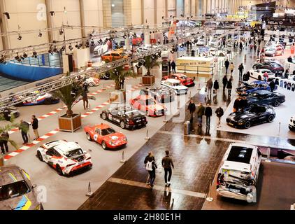 Essen, Germania. 26 novembre 2021. I visitatori del settore guardano le auto sportive sintonizzate alla fiera di tuning "Essen Motor Show". Circa 400 espositori vogliono presentare veicoli e accessori in otto sale dal 27.11. Al 05.12.2021. Credit: Roland Weihrauch/dpa/Alamy Live News Foto Stock