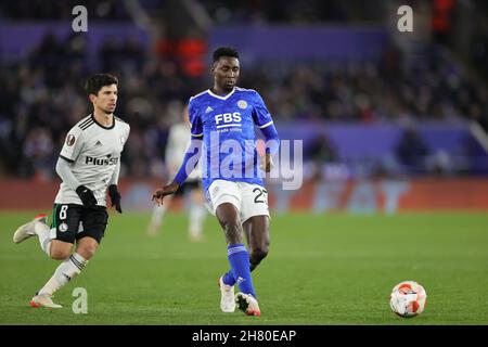 LEICESTER, REGNO UNITO. NOVEMBRE 25.Wilfred Ndidi di Leicester City passa la palla durante la partita del gruppo C della UEFA Europa League tra Leicester City e Legia Warszawa al King Power Stadium di Leicester giovedì 25 novembre 2021. (Credit: James Holyoak/MB Media) Foto Stock